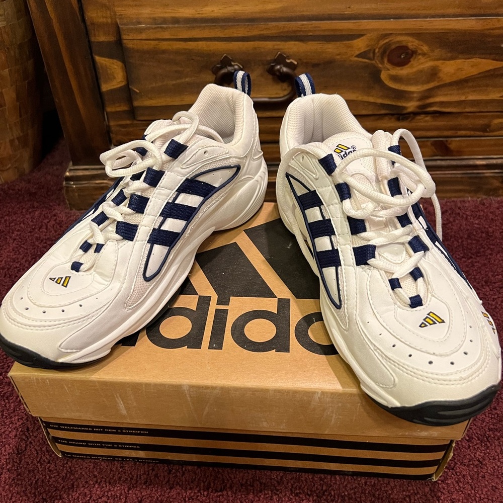 Adidas size 9 women’s tennis shoe. Vintage with tags ! - Picture 1 of 4